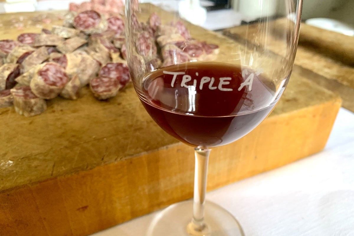 Il calice, firmato, per per le degustazioni Triple A-Agricoltori Artigiani Artisti: compie 20 anni il primo catalogo al mondo di vini naturali