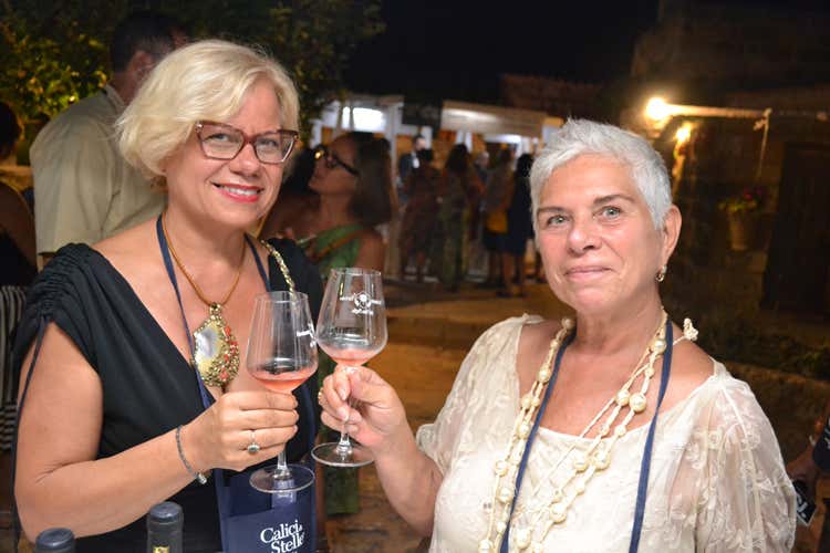 Brindisi notturno al gran finale della manifestazione (Calici di Stelle in PugliaFinale con le stelle cadenti)