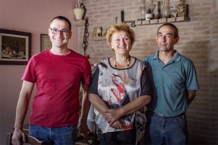Davide Calvi (a sinistra) con la madre Carla e il padre Valter - Club Buttafuoco StoricoDavide Calvi nuovo presidente