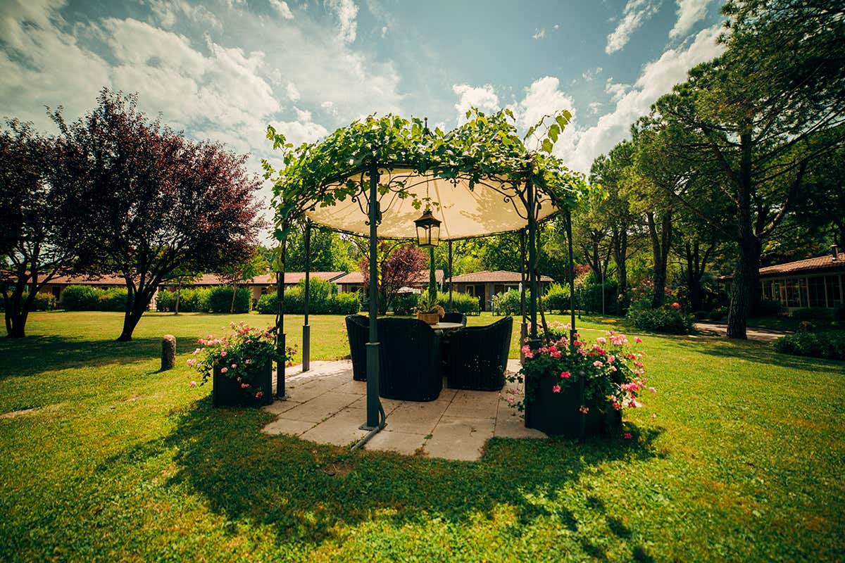Nel Gabbiano Park Residence l’ospitalità si esprime attraverso spazi aperti e naturali come i gazebo immersi nel verde