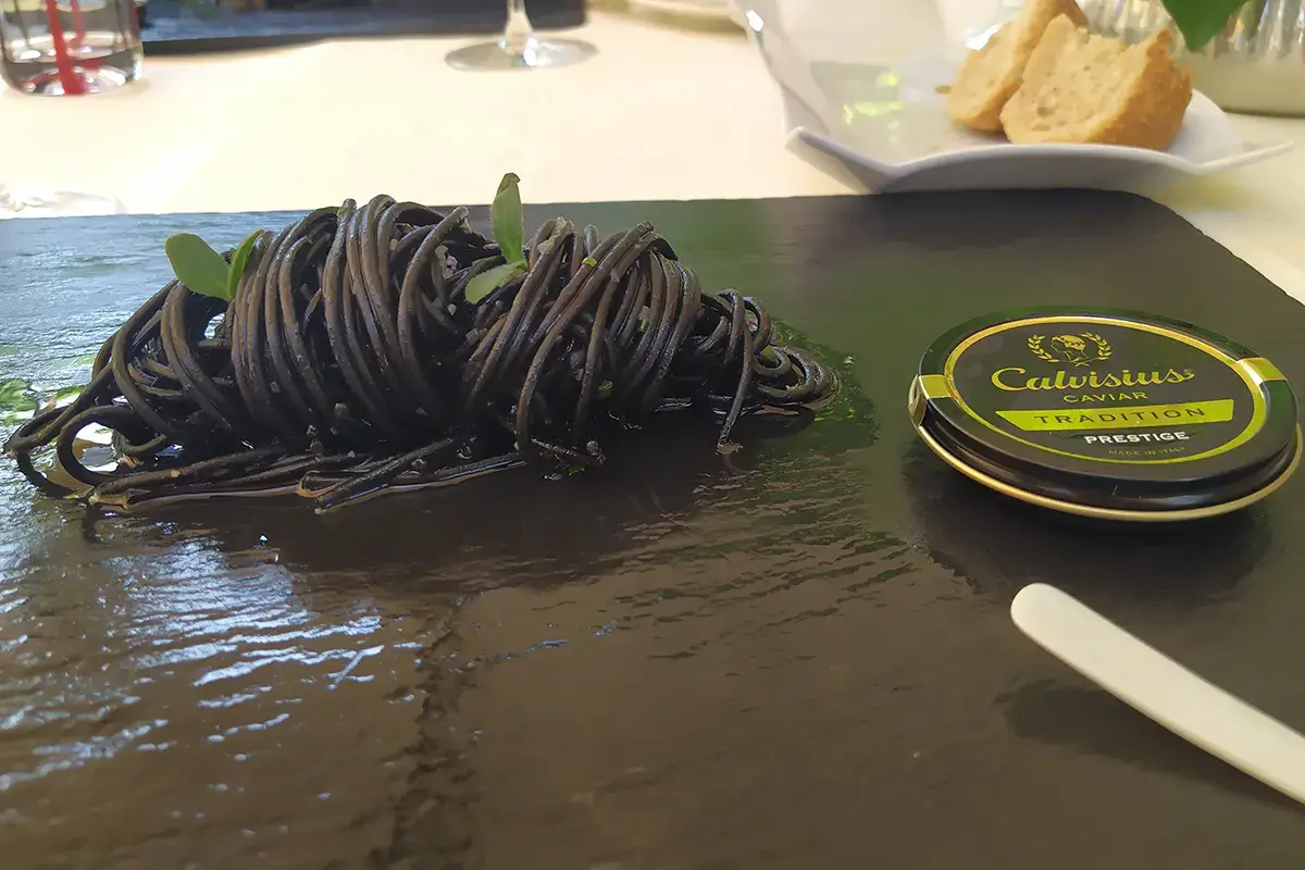 Lo spaghetto di Riboldi Castello Malvezzi, Riboldi azzarda e conquista col caviale