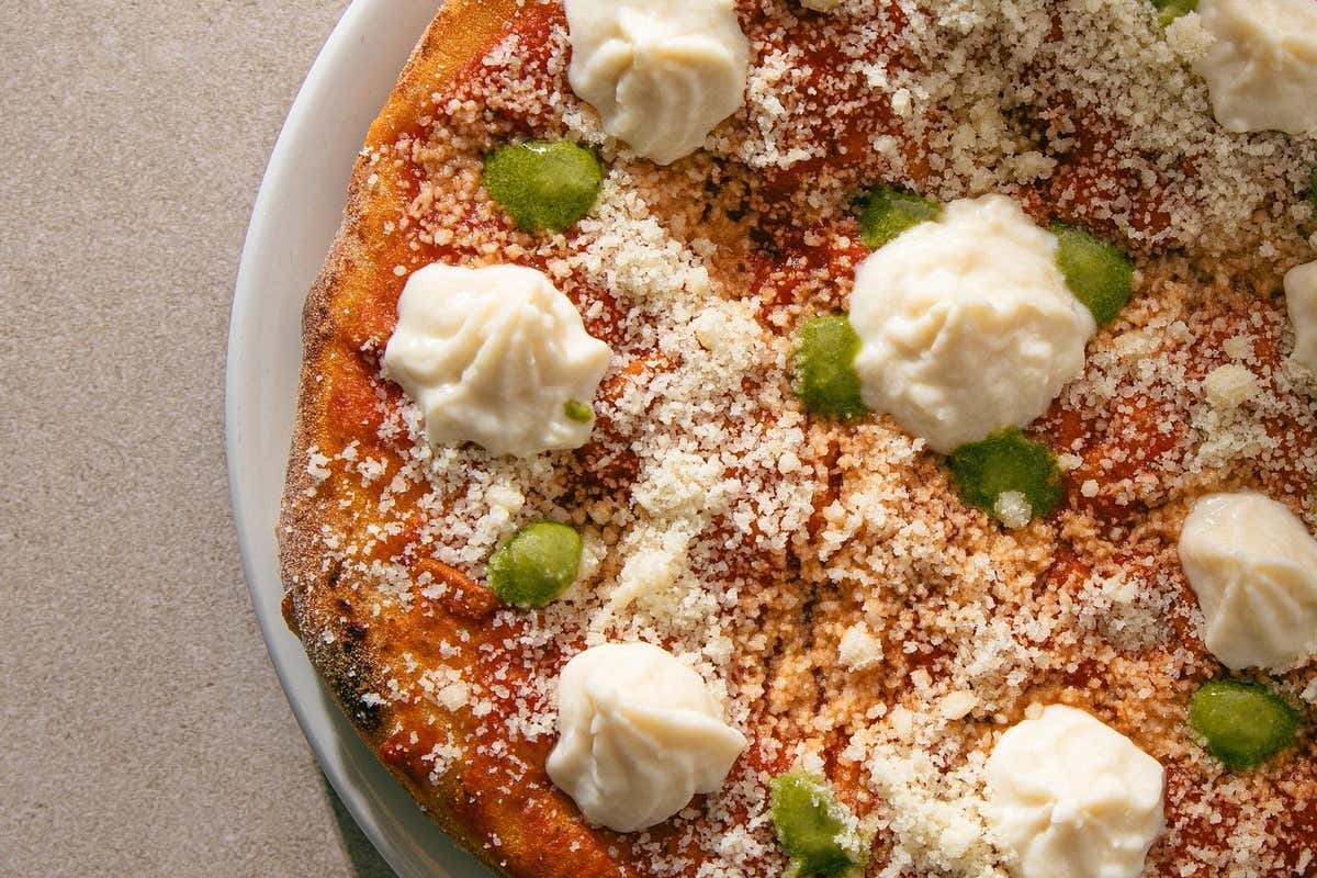 Cambia-Menti, la pizzeria con l'orto verticale a due passi dal forno