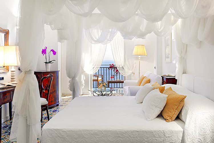 Costiera Amalfitana, interno dell'Hotel Santa Caterina Primavera da brivido in Costiera Amalfitana con il Volo dell'angelo