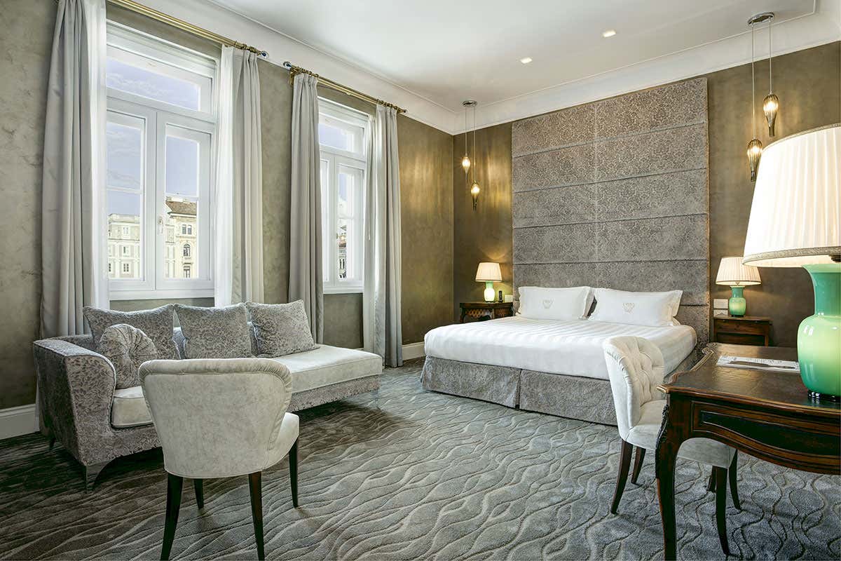 Camera prestige con vista Trieste, il Grand Hotel Duchi d'Aosta riapre con la luce di 5 stelle