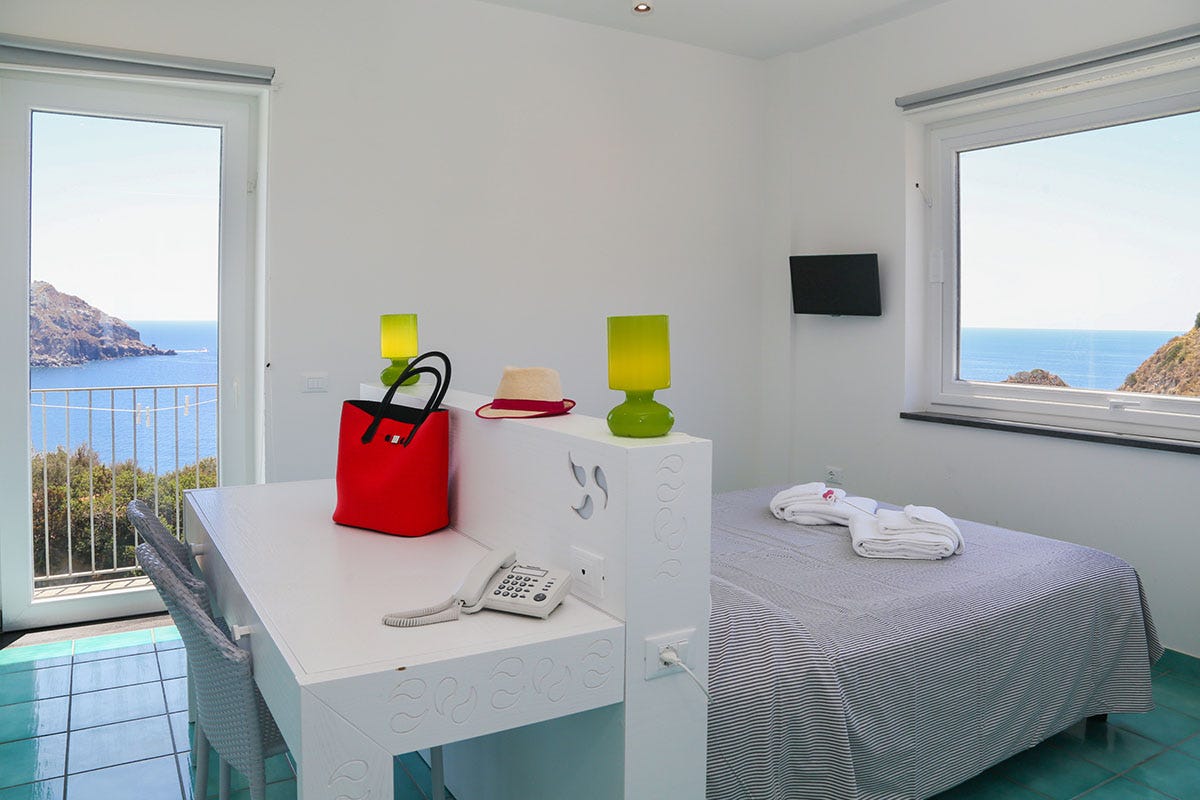 La camera in stile mediterraneo Hotel Torre Sant’Angelo, terrazza sul mare di Ischia