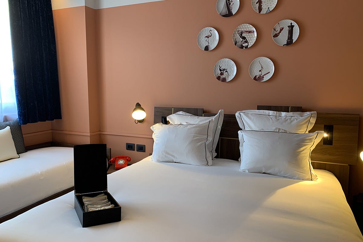Camera con materasso da 30 cm e box per scelta del cuscino Apre Urban Hive l’hotel: nasce per soddisfare i bisogni delle persone