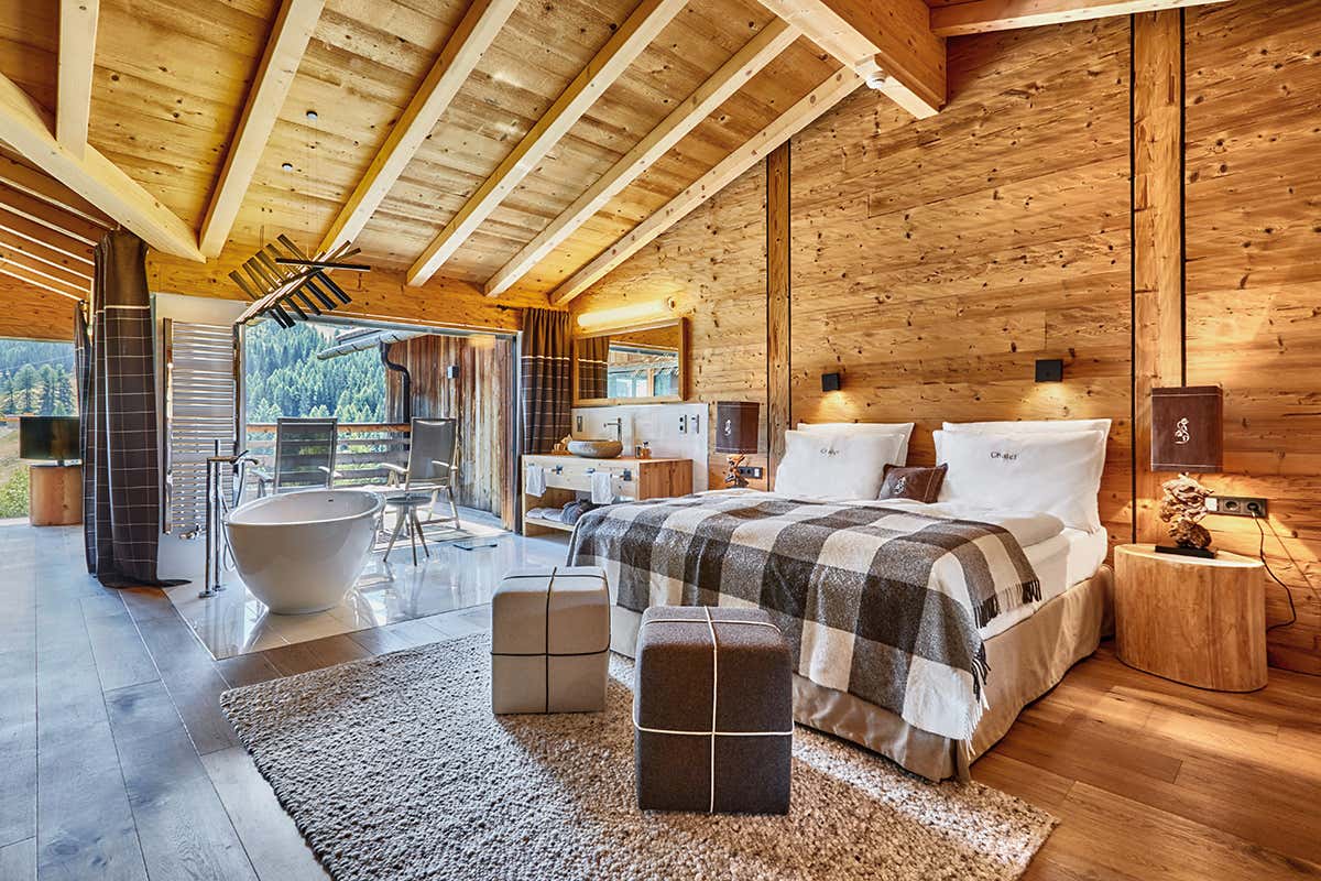 Lusso di montagna: una camera del cinque stelle altoatesino Vacanza da chalet al Dolomiti Wellness Hotel Fanes