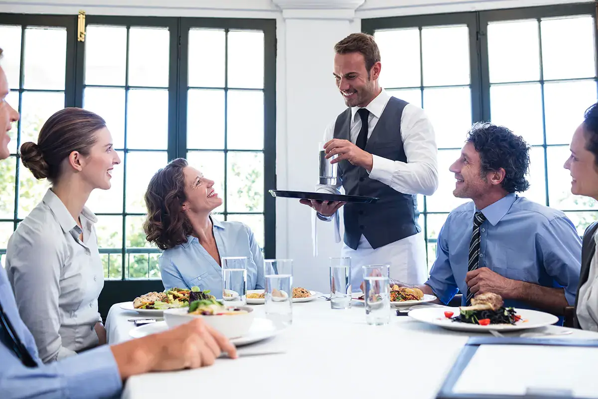 L'importanza dell'atteggiamento e del momento opportuno nel servizio di sala