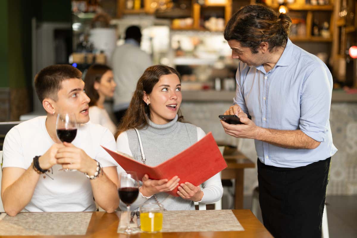 Accogliere clienti stranieri significa comprendere abitudini, aspettative e codici culturali diversi