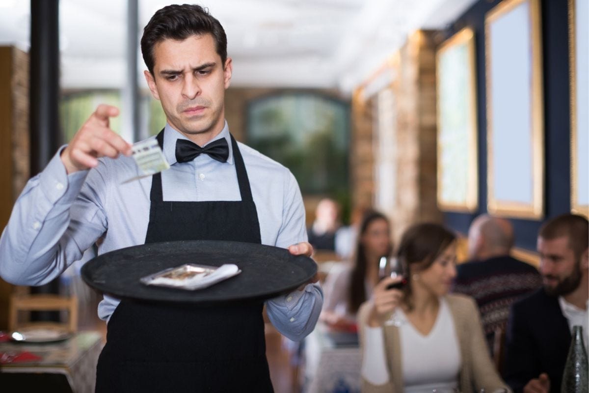 «20€ (in nero) per 6 ore di lavoro», virale lo sfogo del cameriere al ristoratore
