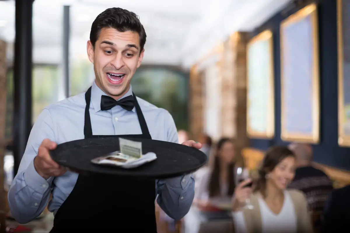 Dal primo gennaio sar&agrave; abbassata al 5 per cento la tassazione delle mance dei dipendenti di ristoranti e hotel&nbsp; Mance tassate al 5% per attirare personale, ma non basta