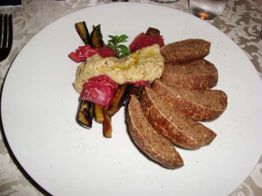 Carne salata lodigiana con bocconcini di melanzana e pane nero