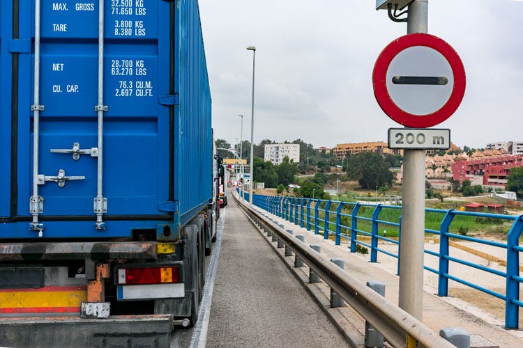 Camion fermi a una frontiera - No dell'Ue al blocco delle merci Coldiretti: un bene per l'export