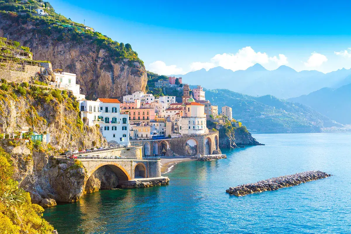 La Costiera amalfitana, una delle bellezze turistiche della Campania