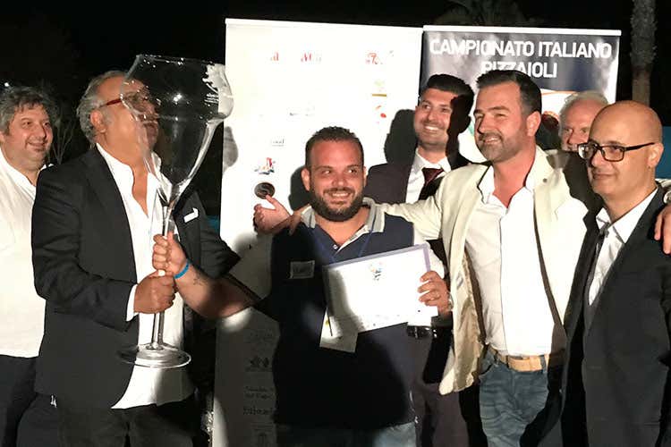 (Salvatore Di Piazza pizzaiolo dell'anno Trionfa al 5&deg; Campionato italiano)