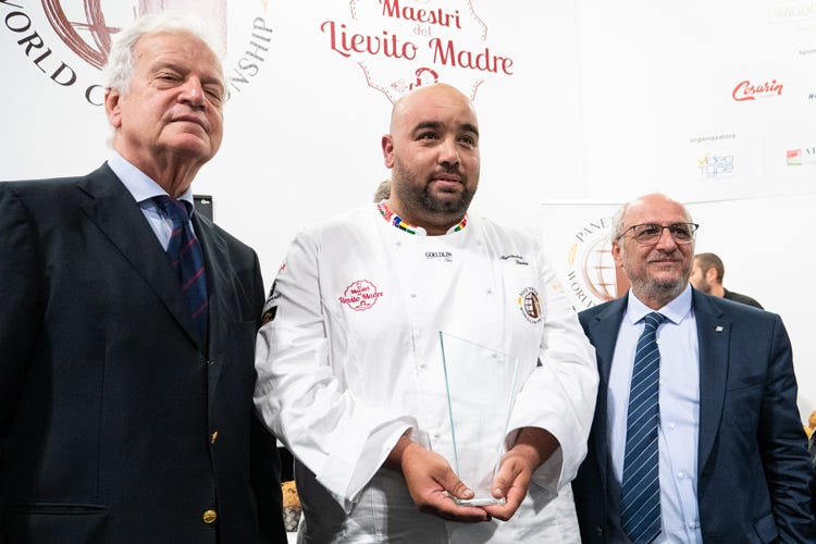 La premiazione di Alessandro Slama (al centro), vincitore del contest (Campionato del panettone A Milano vince un napoletano)