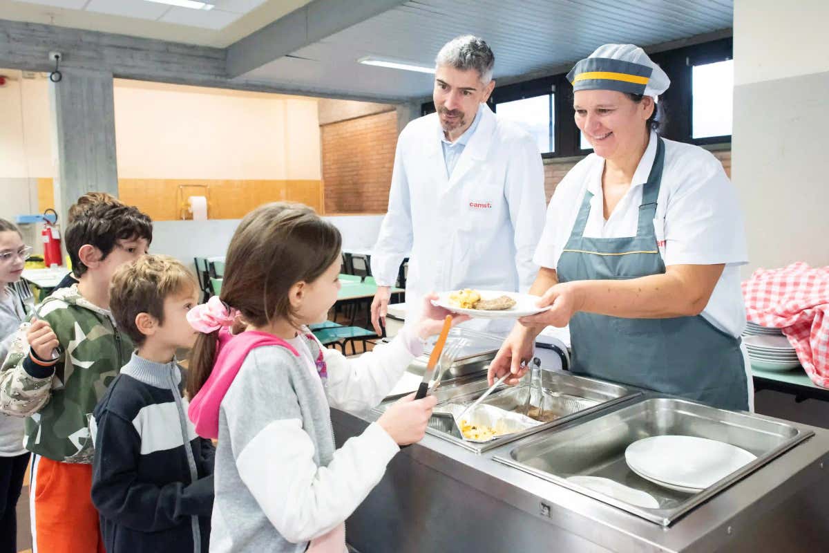 Le verdure “brutte” arrivano in mensa: il progetto che cambia le regole Le verdure “brutte” arrivano in mensa: il progetto che cambia le regole