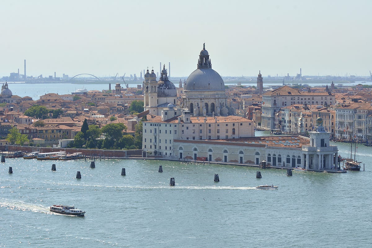 Veduta di Santa Maria della Salute, porta d'accesso al canale della Giudecca Grandi Navi a Venezia, l'Unescobacchetta l'Italia: Serve una soluzione