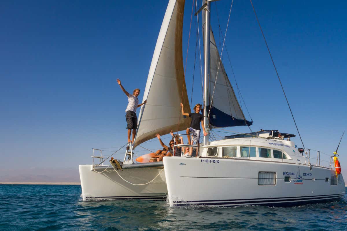 Le Canarie si possono vivere a bordo di un catamarano Canarie: porticcioli e baie nascoste da scoprire in barca a vela