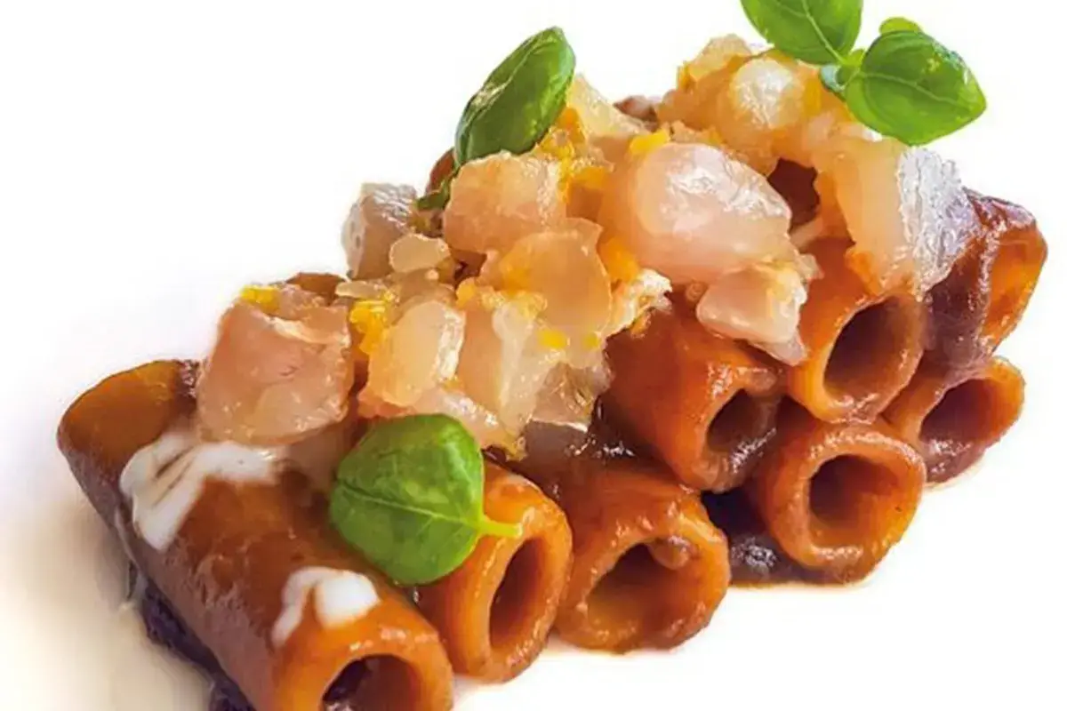 Candele spezzate con riduzione di genovese, tartare di spigola, fonduta di provola e limone Palazzo Petrucci, la solita certezza. Panorama mozzafiato, piatti al top