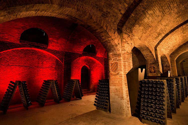 (Canelli, la capitale dello spumantebrinda alle feste e apre le cantine) (Canelli, la capitale dello spumantebrinda alle feste e apre le cantine)