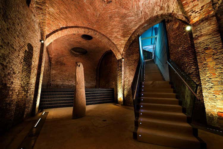 (Canelli, la capitale dello spumantebrinda alle feste e apre le cantine) (Canelli, la capitale dello spumantebrinda alle feste e apre le cantine)