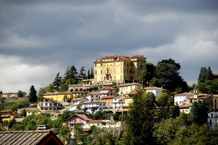 Il borgo di Canelli (Canelli… V’incantaFesta del vino nel Monferrato)