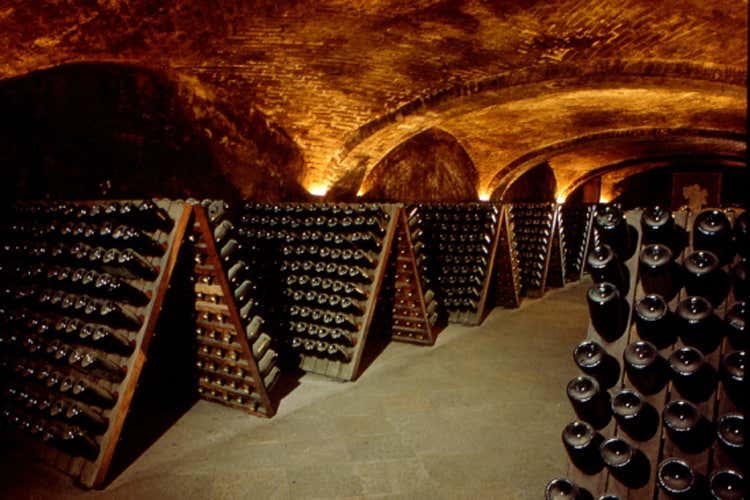 Cantina con vini d'annata (Canelli&hellip; V&rsquo;incantaFesta del vino nel Monferrato)