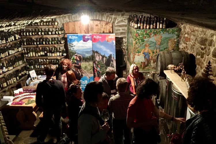 L'iniziativa dei Cembrani Doc torna il 19 ottobre (Caneve En Festa 2019 Tutti a cena nel borgo di Cembra)