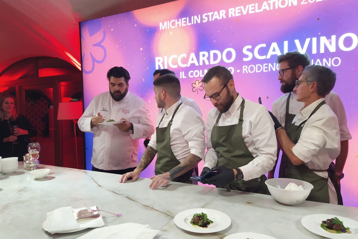 Cannavacciuolo assaggia i piatti di Riccardo Scalvinoni Con i piatti del Colmetto i cuochi hanno celebrato le nuove stelle