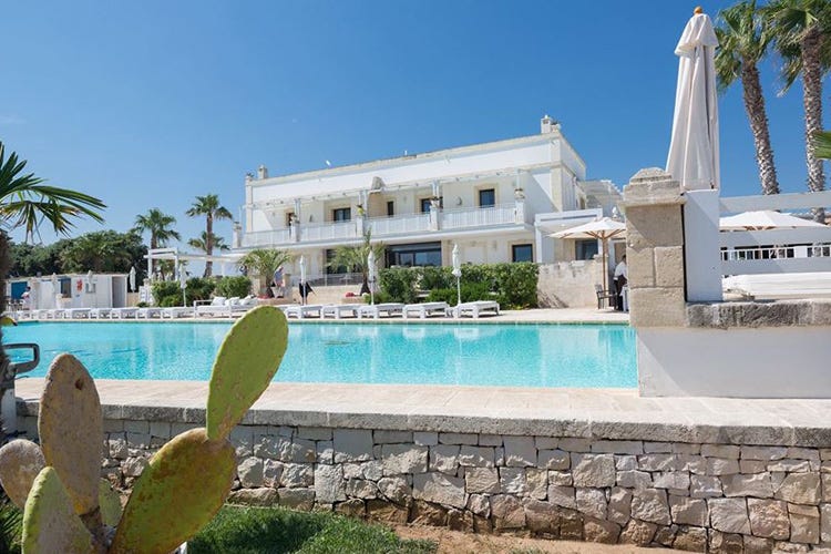 Canne Bianche Lifestyle Hotel è l’unico 5 stelle pugliese con accesso diretto al mare Una vacanza con i piedi nell’acqua? Riapre il Canne Bianche in Puglia