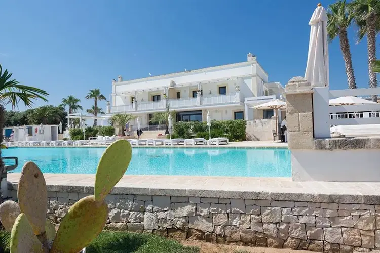 Canne Bianche Lifestyle Hotel &egrave; l&rsquo;unico 5 stelle pugliese con accesso diretto al mare Una vacanza con i piedi nell&rsquo;acqua? Riapre il Canne Bianche in Puglia
