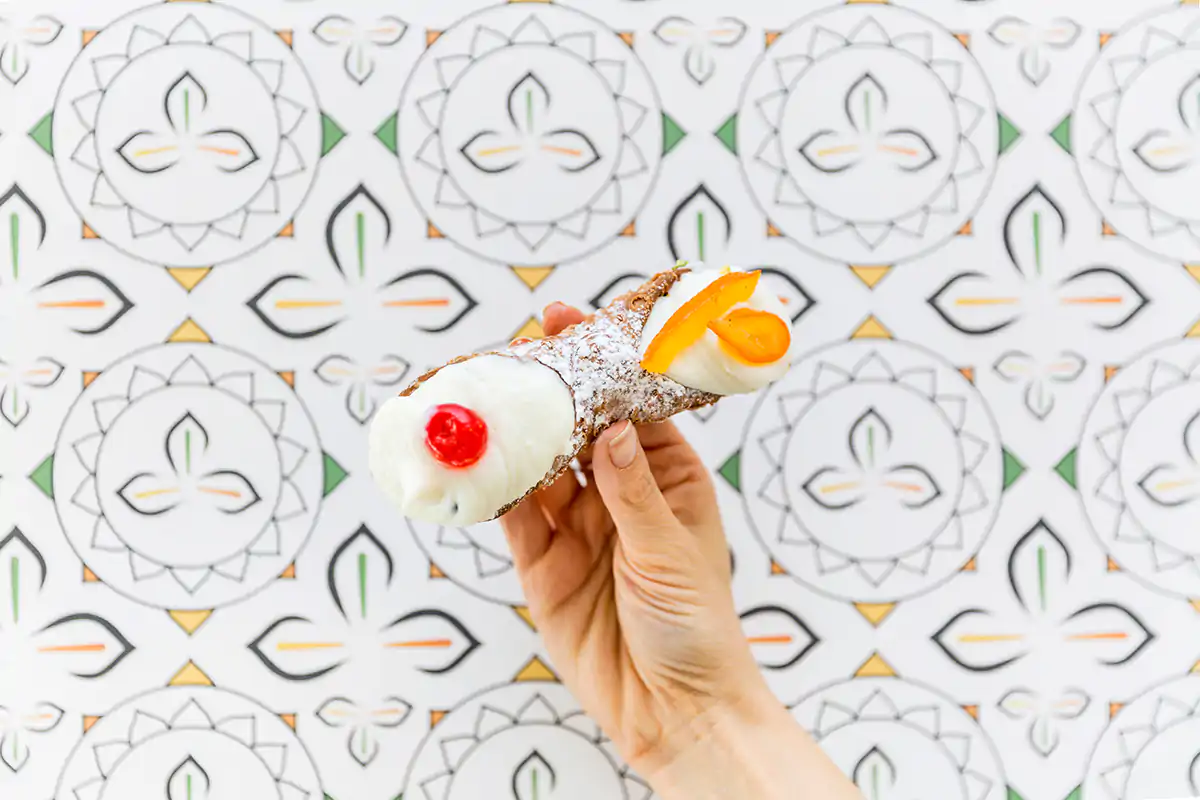 Un cannolo siciliano Cannoleria Sicialiana, sesto store E nel 2021, si crese col franchising