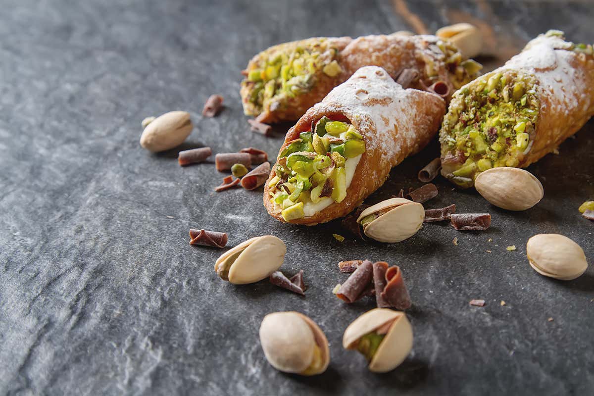 Cannoli siciliani con ricotta e pistacchio di Bronte Dop Cannoli siciliani con ricotta e pistacchio di Bronte Dop