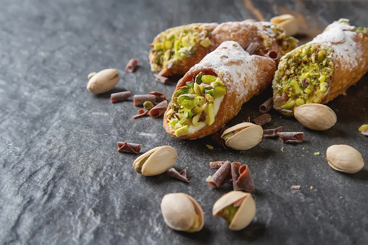 Cannoli siciliani con ricotta e pistacchio di Bronte Dop 