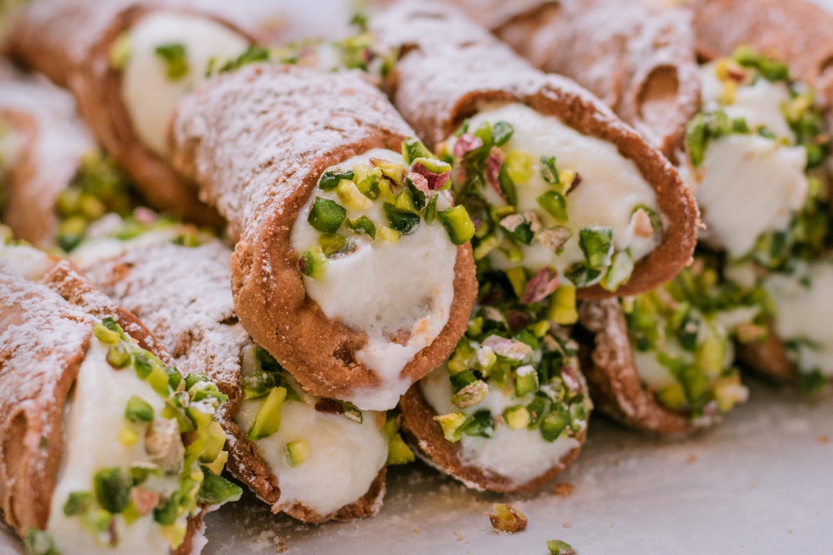 I cannoli sono il dolce di rigore in Sicilia Dolci tradizioni di Carnevale Festeggiare con