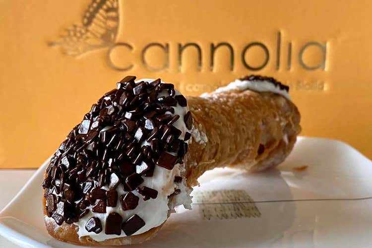 Uno dei cannoli proposti dal locale - A Scicli il cannolo si serve caldo Sette le varianti di crema
