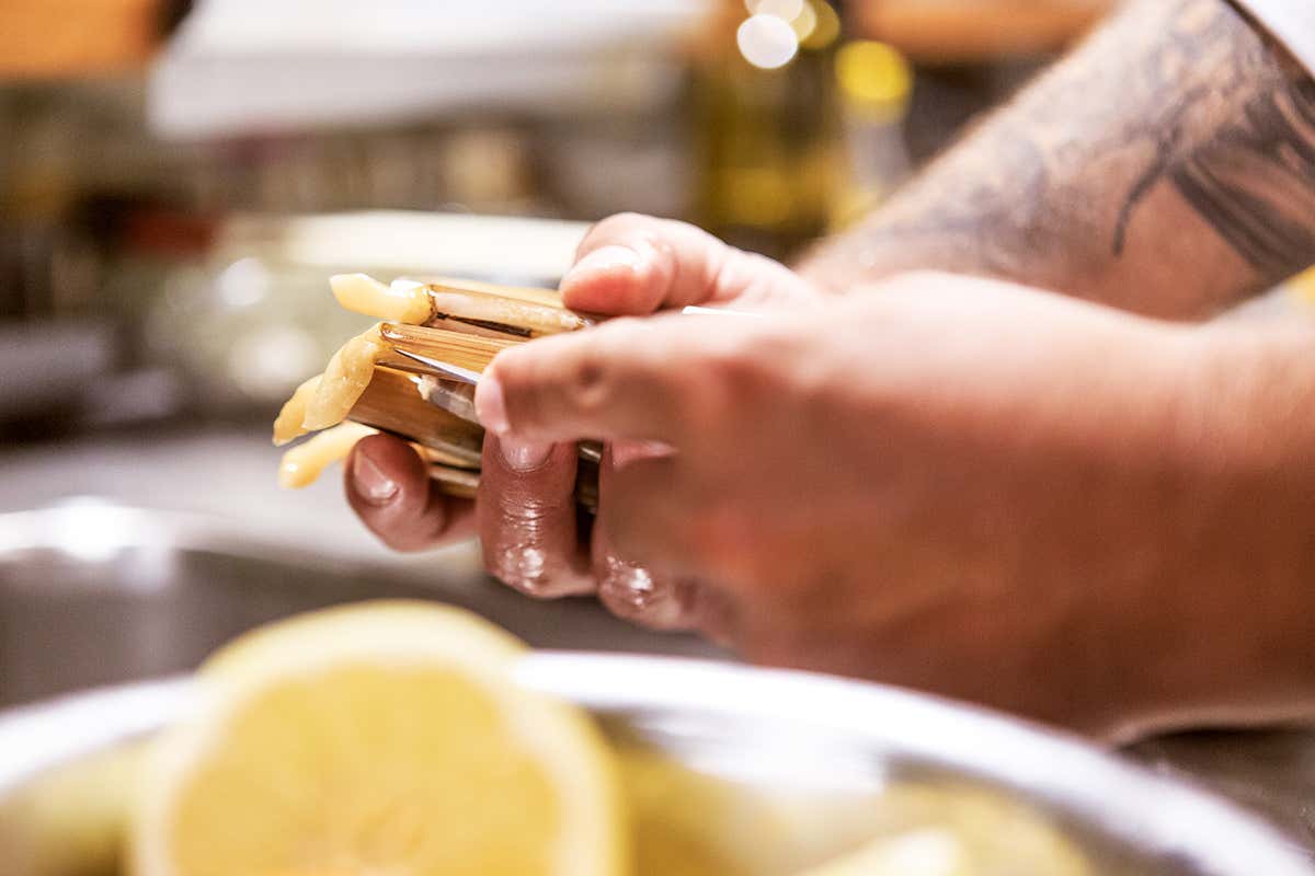 Cannolicchi Crudo Bar, più di un ristorante: una piccola “rada” sul mare