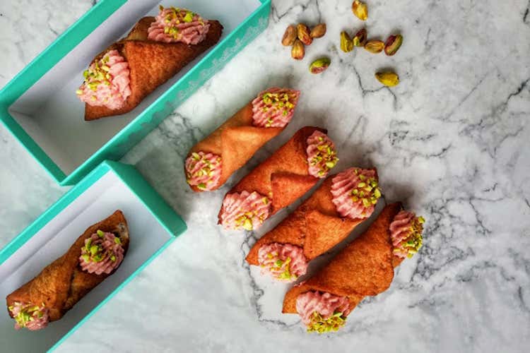 Il classico cannolo in una versione salata - Cannoli salati con mousse di mortadella e granella di pistacchi Il classico cannolo in una versione salata - Cannoli salati con mousse di mortadella e granella di pistacchi
