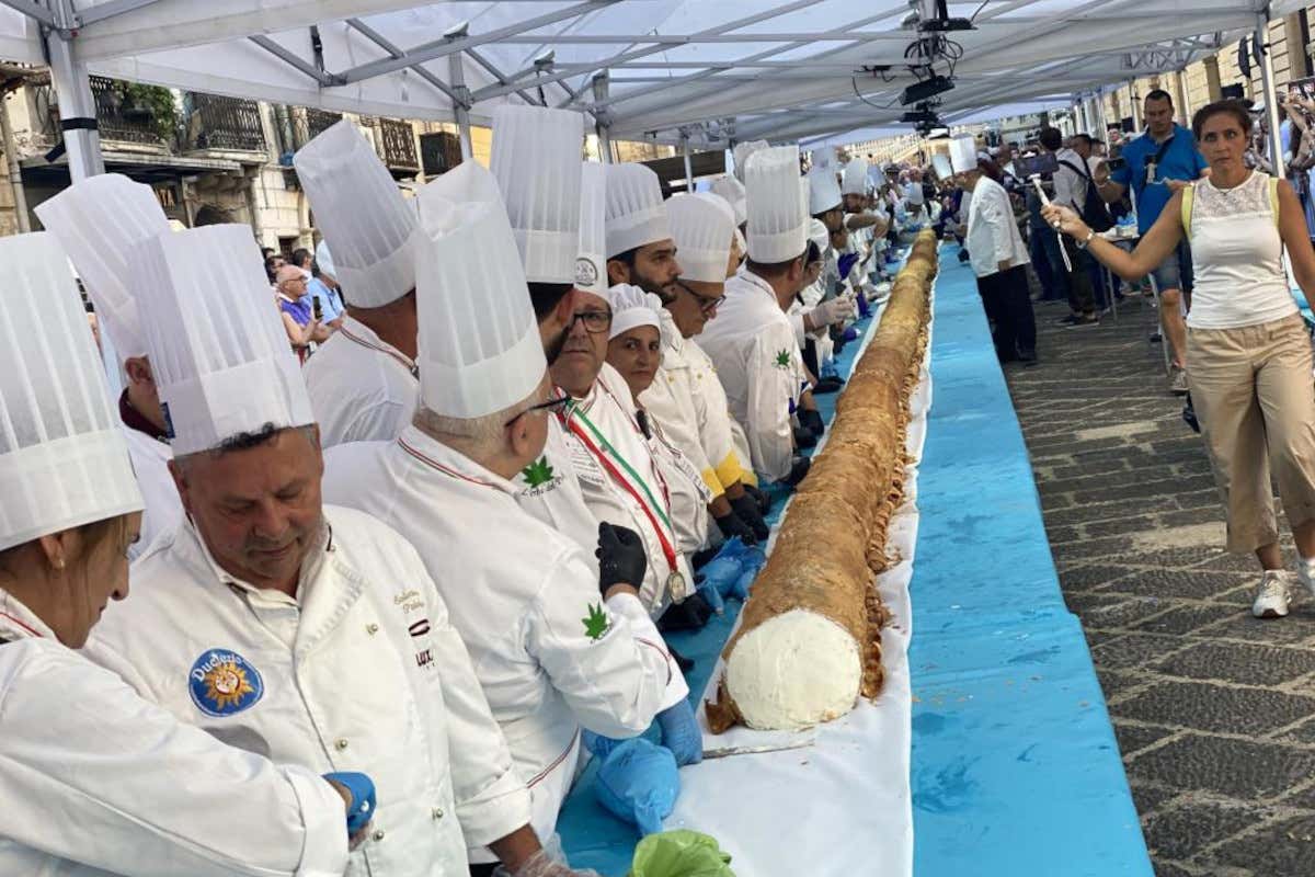 A Caltanissetta un cannolo da record: 21 metri e 43 centimetri A Caltanissetta un cannolo da record: 21 metri e 43 centimetri