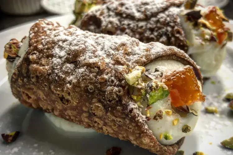 Cannolo siciliano Dalle Marche alla Sicilia, viaggio di gusto da Sepia by Niko di Senigallia
