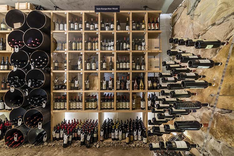 La cantina conta pi&ugrave; di 700 etichette e circa 17 mila bottiglie 