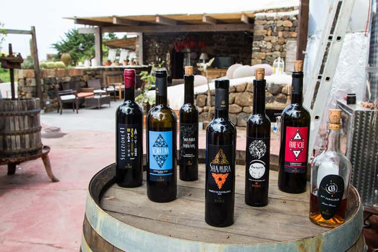 Бутылки компании - Pantelleria, вина Cantina Basilenare на море, с видом на Африку.