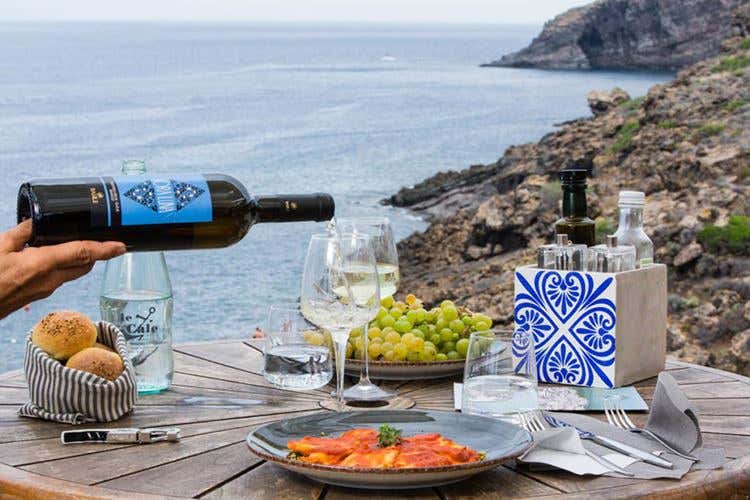 Pantelleria, i vini di Cantina Basile nascono sul mare, vista Africa