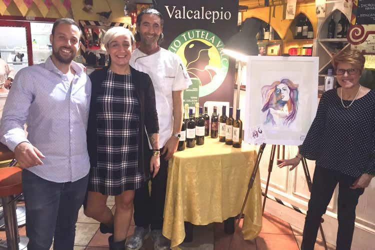 Mattia Grattieri, Eleonora Spallino, Luca Locatelli e Serena Bernardi (La riscoperta del vino sociale Una cena per comprenderne le qualità) Mattia Grattieri, Eleonora Spallino, Luca Locatelli e Serena Bernardi (La riscoperta del vino sociale Una cena per comprenderne le qualità)