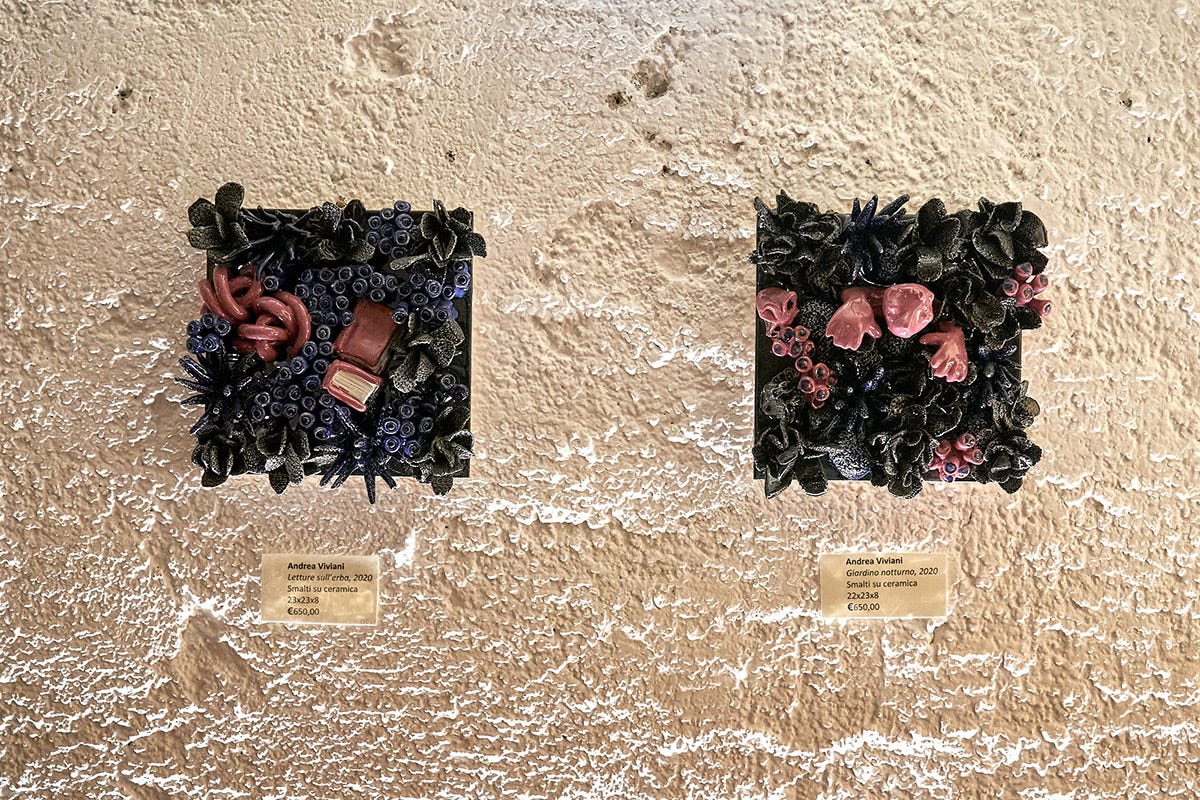 Letture sull'erba (sinistra) e Giardino notturno, ceramica raku (destra) A.Viviani. Foto: P. Bisti Cantina del Suisse, ristorante? Non solo! Galleria d’arte a Madonna di Campiglio