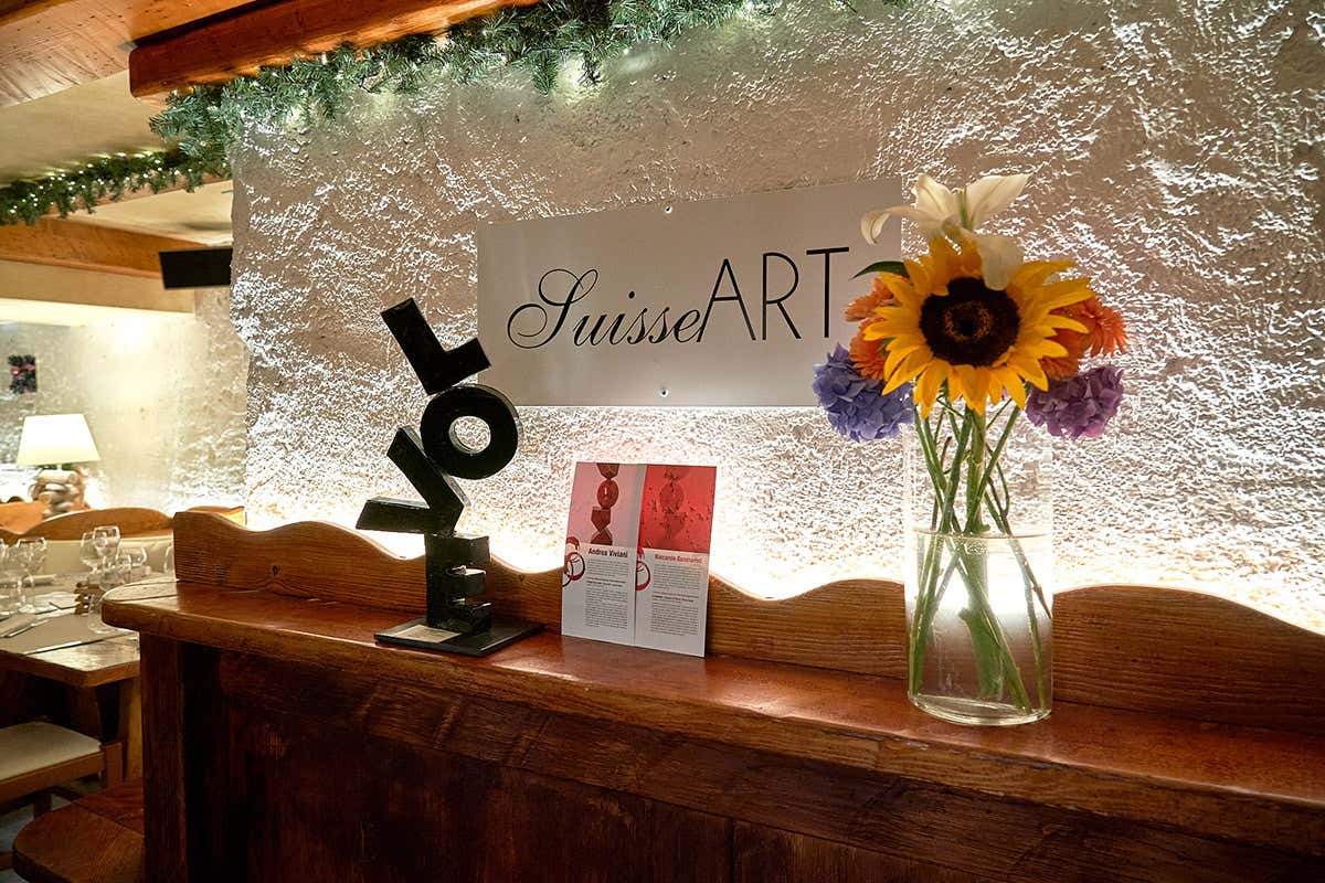 Opera ceramica Raku, A.Viviani. Foto: P.Bisti Cantina del Suisse, ristorante? Non solo! Galleria d’arte a Madonna di Campiglio