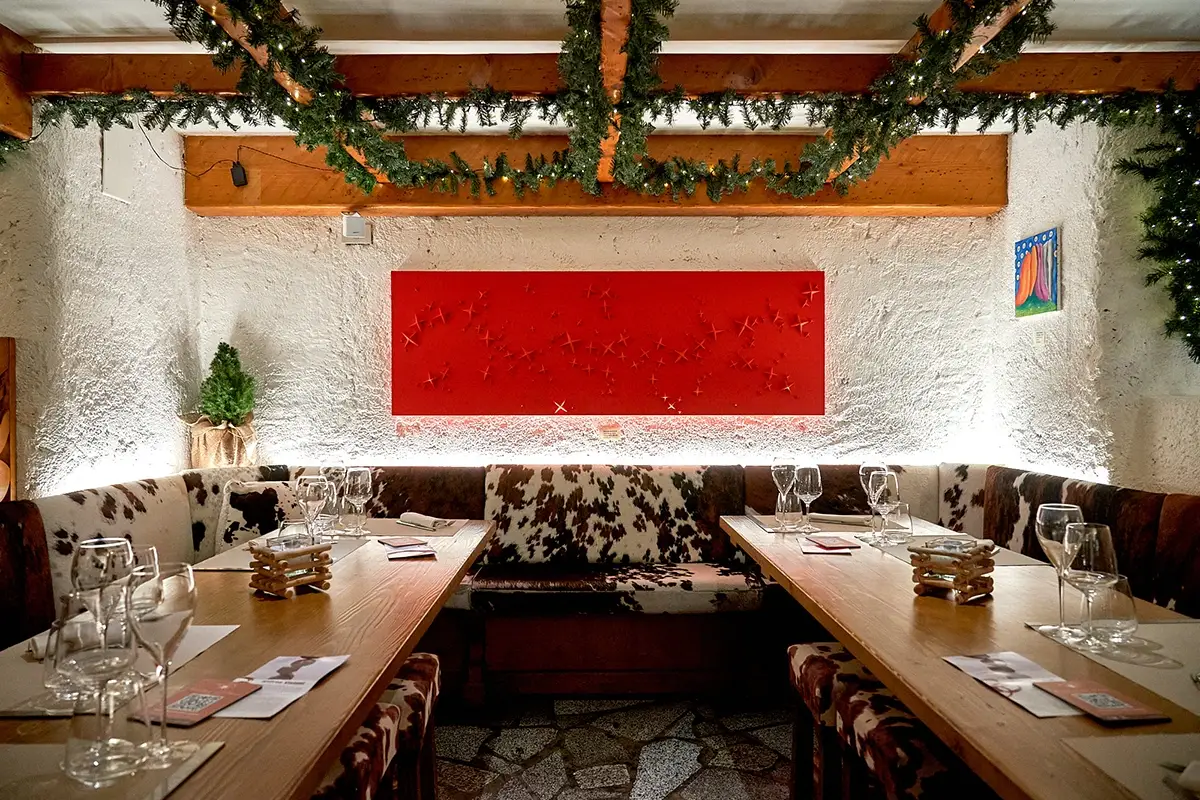 Stelle Rosso, tecniche miste su carta. R. Gusmaroli. Foto: P.Bisti Cantina del Suisse, ristorante? Non solo! Galleria d’arte a Madonna di Campiglio