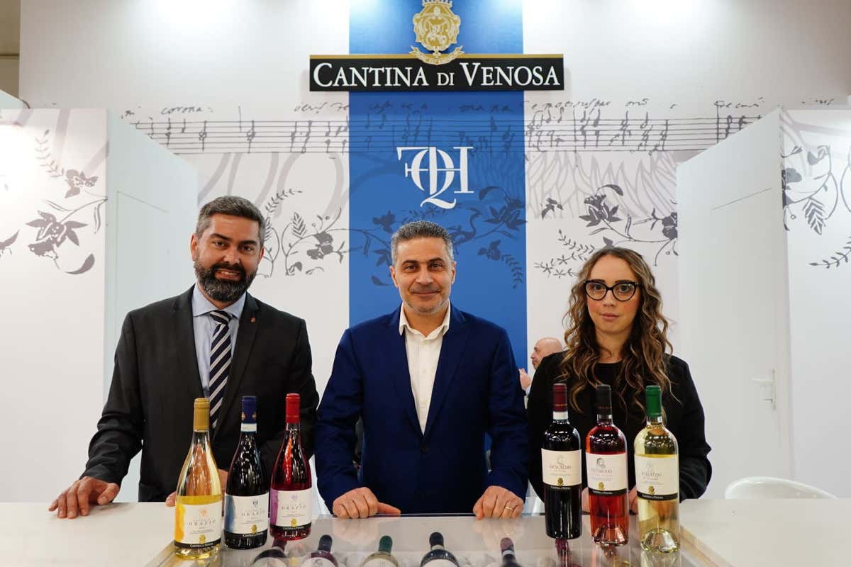 Donato Gentile con il direttore Antonio Teora e la responsabile export Giusy Pellegrino Cantina di Venosa: vini da scoprire ai piedi del monte Vulture