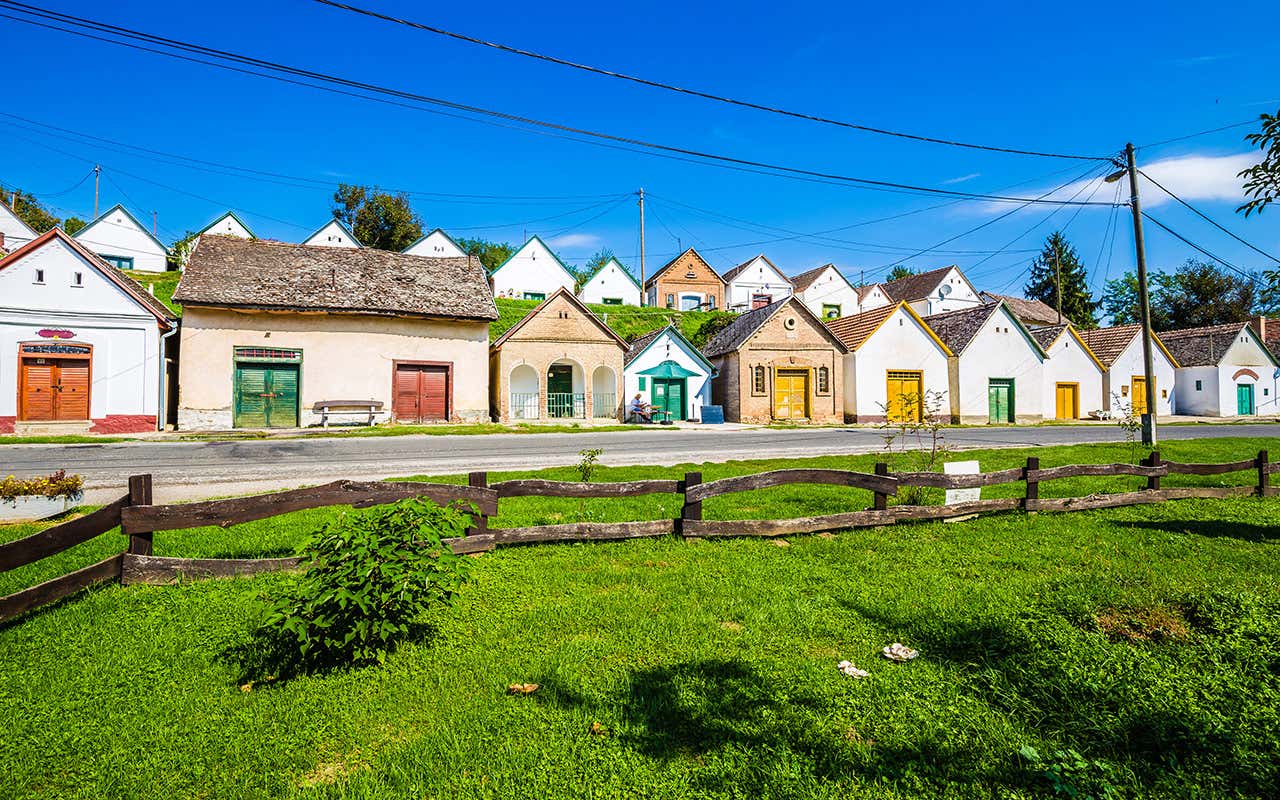 Le tipiche cantine di Villány, la regione vinicola più meridionale dell’Ungheria Cabernet Franc, l'Ungheria si impone nel suo concorso mondiale